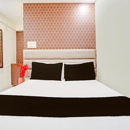 אחמדאבאד Hotel O S. G. Highway Formerly I Land Park מראה חיצוני תמונה
