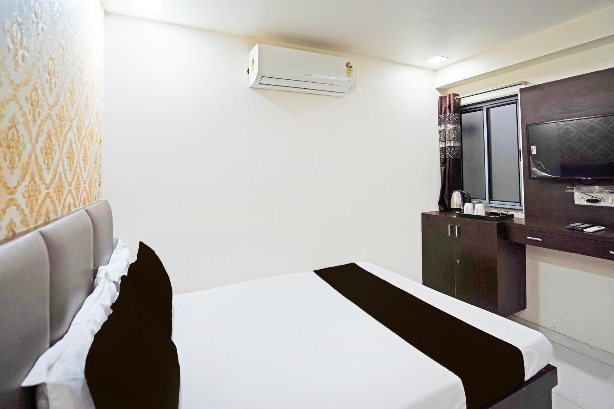 אחמדאבאד Hotel O S. G. Highway Formerly I Land Park מראה חיצוני תמונה