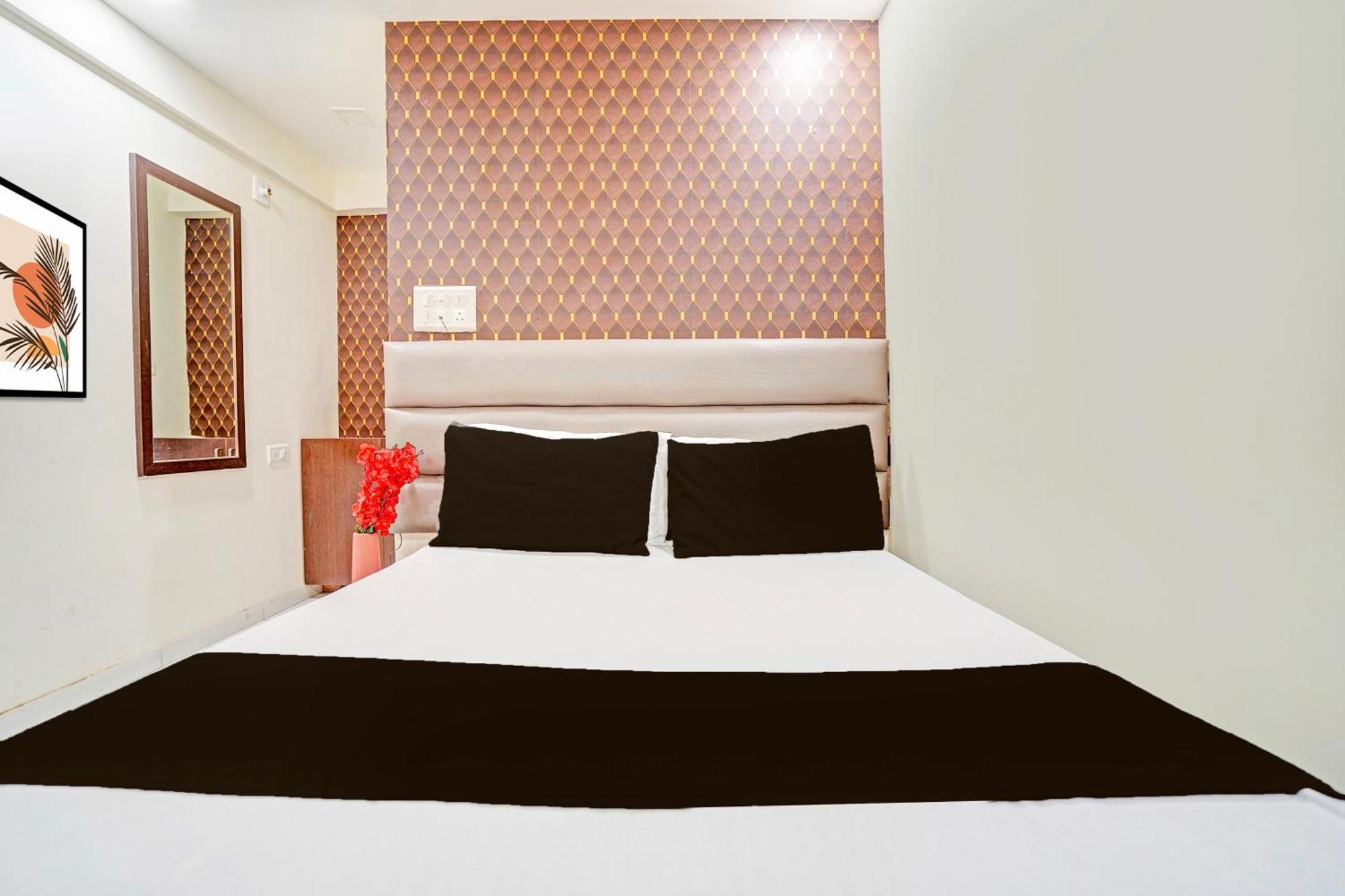 אחמדאבאד Hotel O S. G. Highway Formerly I Land Park מראה חיצוני תמונה