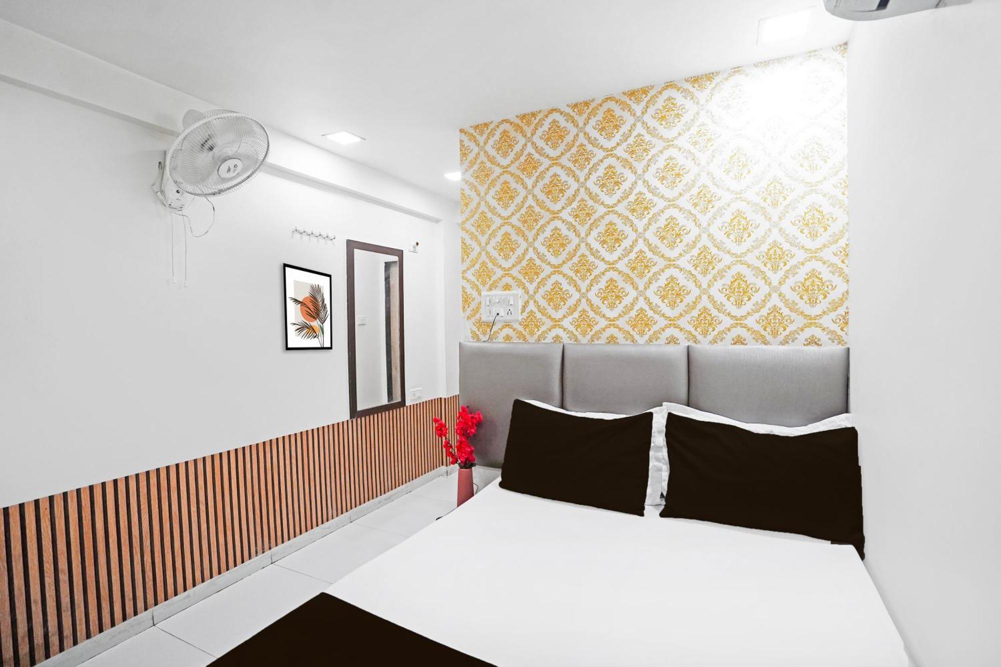 אחמדאבאד Hotel O S. G. Highway Formerly I Land Park מראה חיצוני תמונה