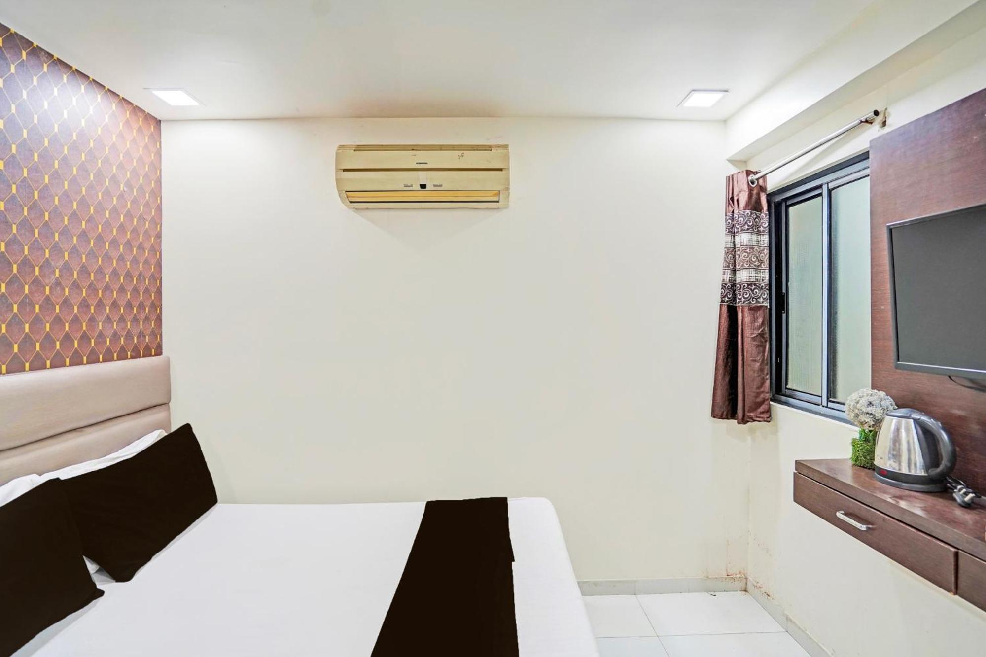 אחמדאבאד Hotel O S. G. Highway Formerly I Land Park מראה חיצוני תמונה