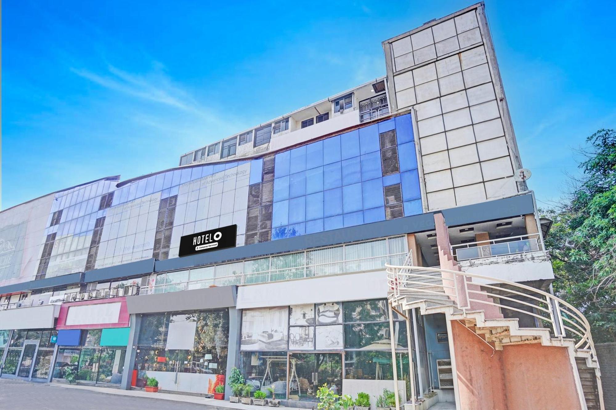 אחמדאבאד Hotel O S. G. Highway Formerly I Land Park מראה חיצוני תמונה