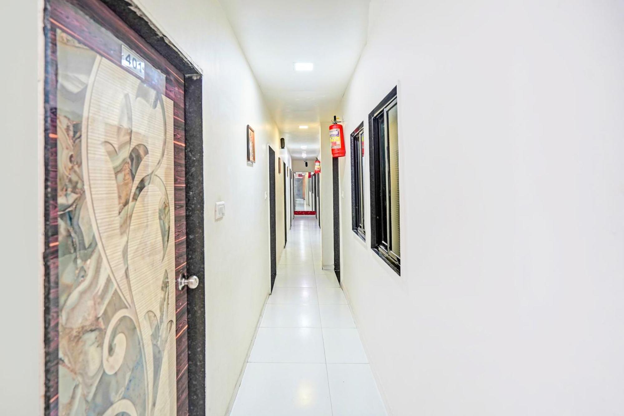 אחמדאבאד Hotel O S. G. Highway Formerly I Land Park מראה חיצוני תמונה