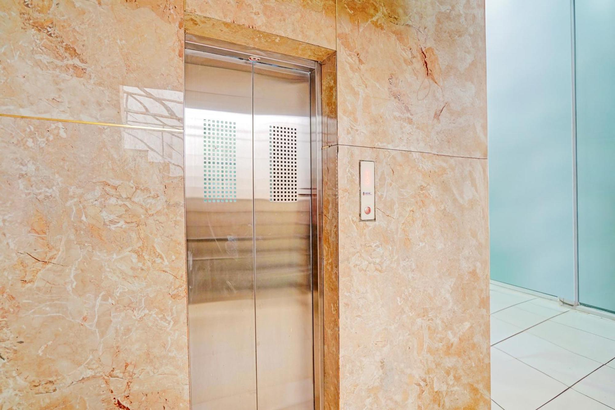 אחמדאבאד Hotel O S. G. Highway Formerly I Land Park מראה חיצוני תמונה